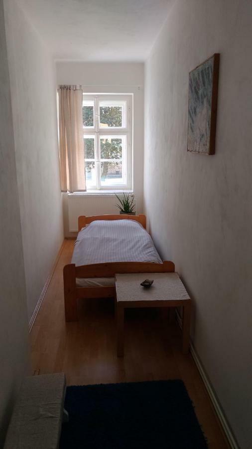 Skromny Apartman V Centru Chebu Bagian luar foto