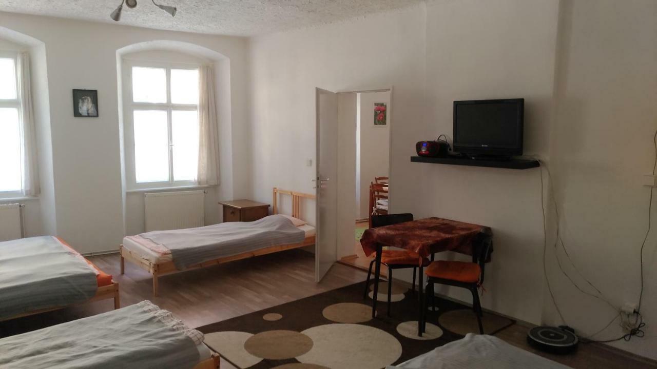 Skromny Apartman V Centru Chebu Bagian luar foto