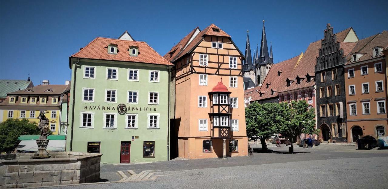 Skromny Apartman V Centru Chebu Bagian luar foto
