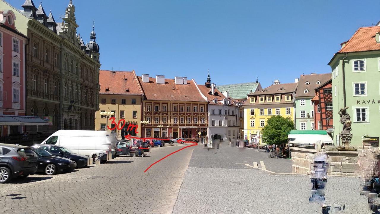 Skromny Apartman V Centru Chebu Bagian luar foto